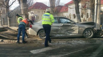 Două autoturisme au intrat în coliziune, unul ricoşând într-un stâlp